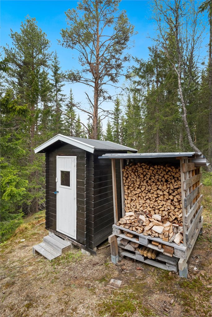 På eiendommen er det en utedo fra 2015/2016 med murerbøtte under, som er enkel å ta ut og tømme.