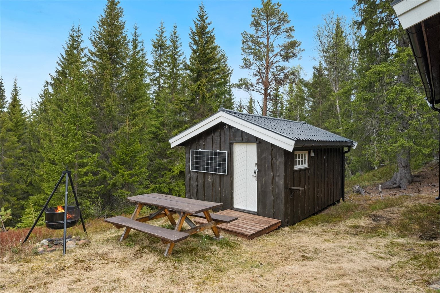 På fritidseiendommen er det et frittliggende anneks på ca. 15 kvm.