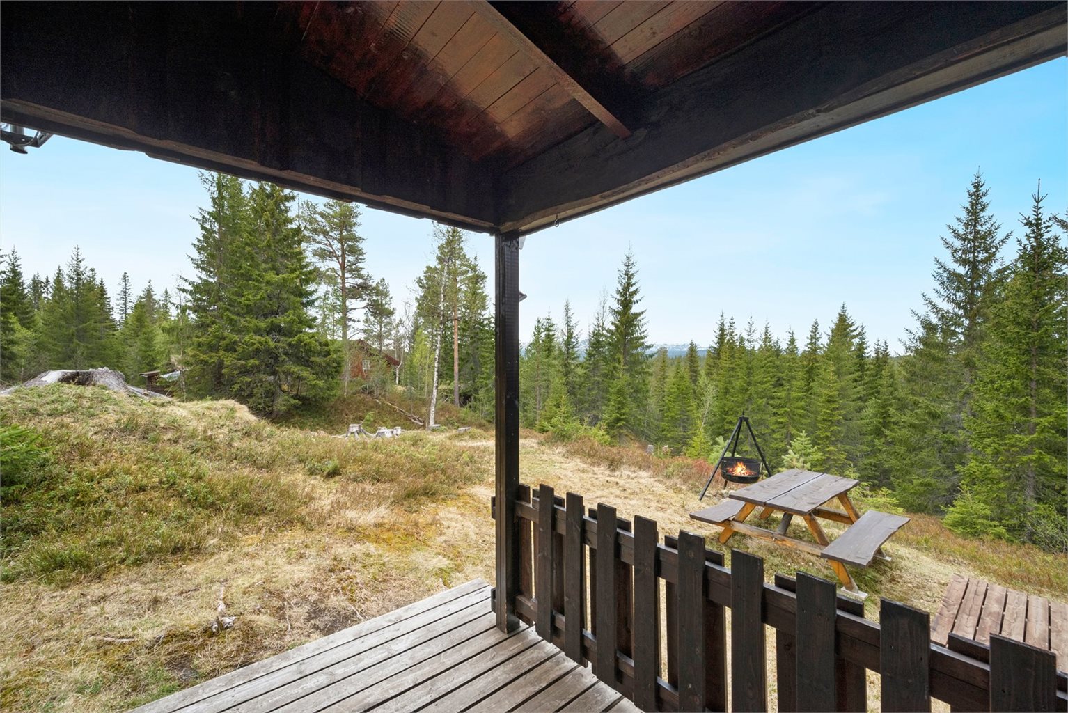 Utsikten kommer til sin rett på en overbygd velkomstterrasse på ca. 5,5 kvm ved inngangen til hytta.