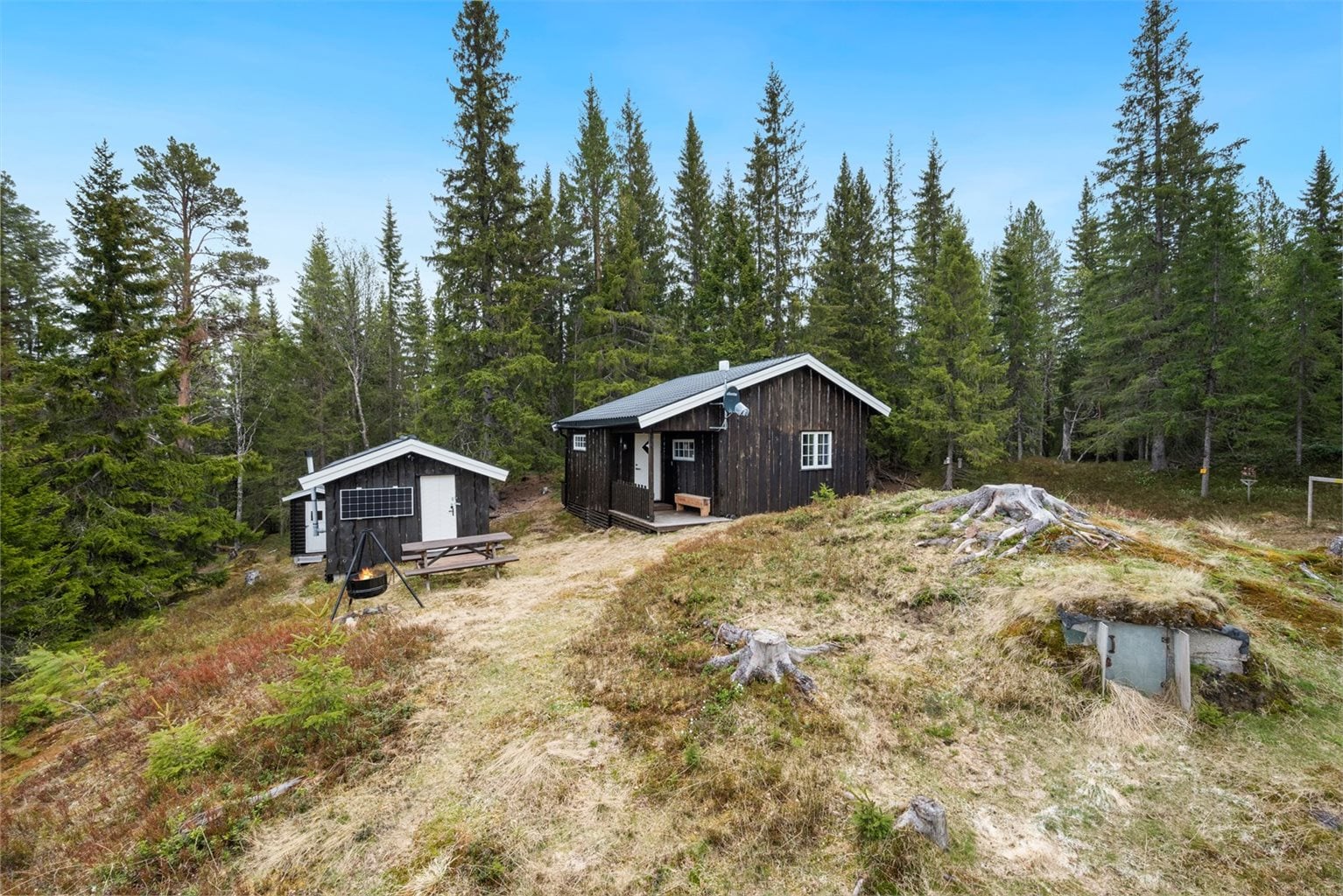 Velkommen til Skaumsjøveien 322 - en velholdt og sjarmerende hytte i naturskjønne omgivelser. Foto: Interiørfoto v/Haukdal.