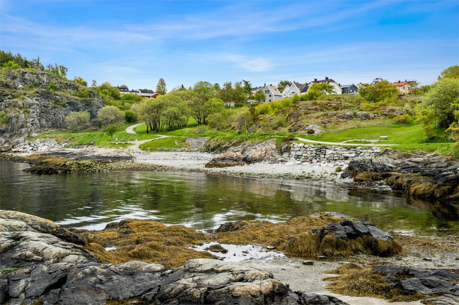 Korsvika er en populær badeplass ved Ladestien på Ladehalvøya. Området består av flere små viker med sand- og steinstrender, og egner seg godt for små barn. Like ved badeplassen finner du en ballplass og et lekeområde med huskestativ og sandkasse.