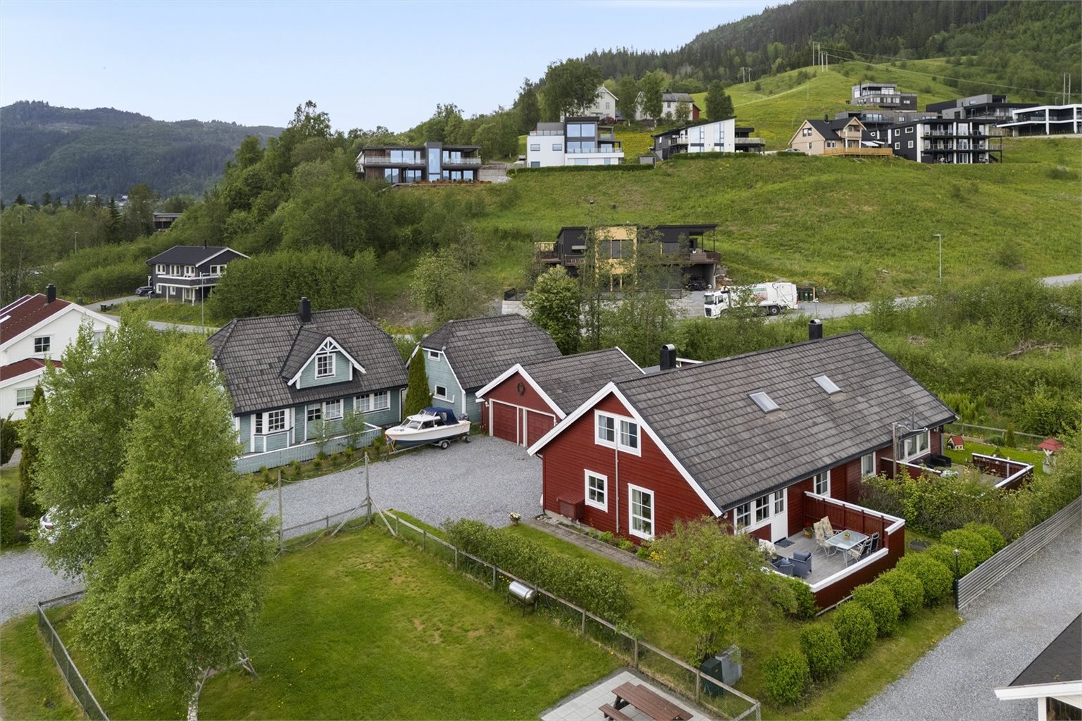Eiendommen ligger meget sentralt på Fannrem i et godt etablert boligområde med kort vei til dagligvare, fotballbane, barnehage og andre fasiliteter. Orkanger ligger ca. 5 minutter unna med bil, og Trondheim ca. 40 minutter.