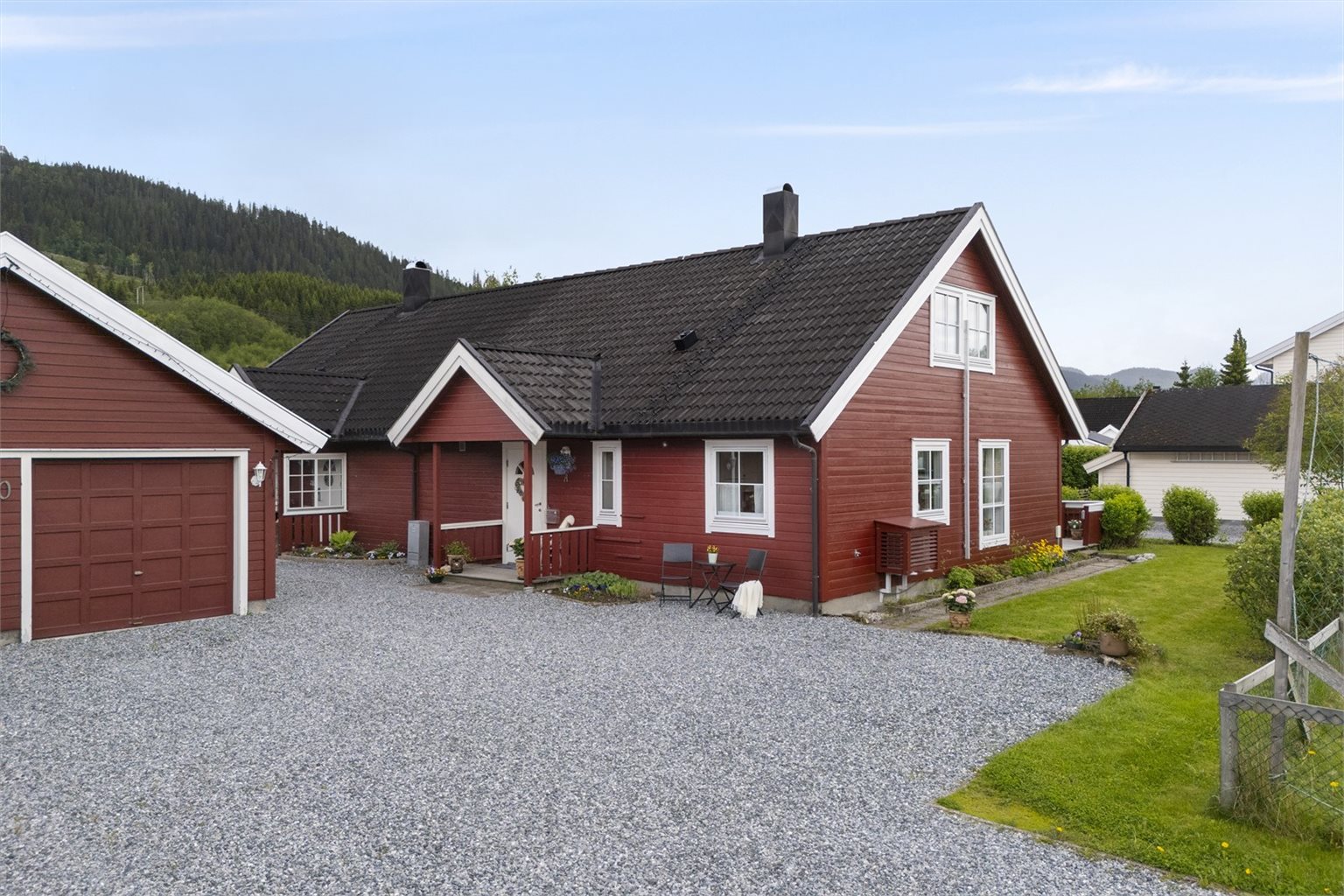 Her får du egen garasjeplass og en romslig innkjørsel.
