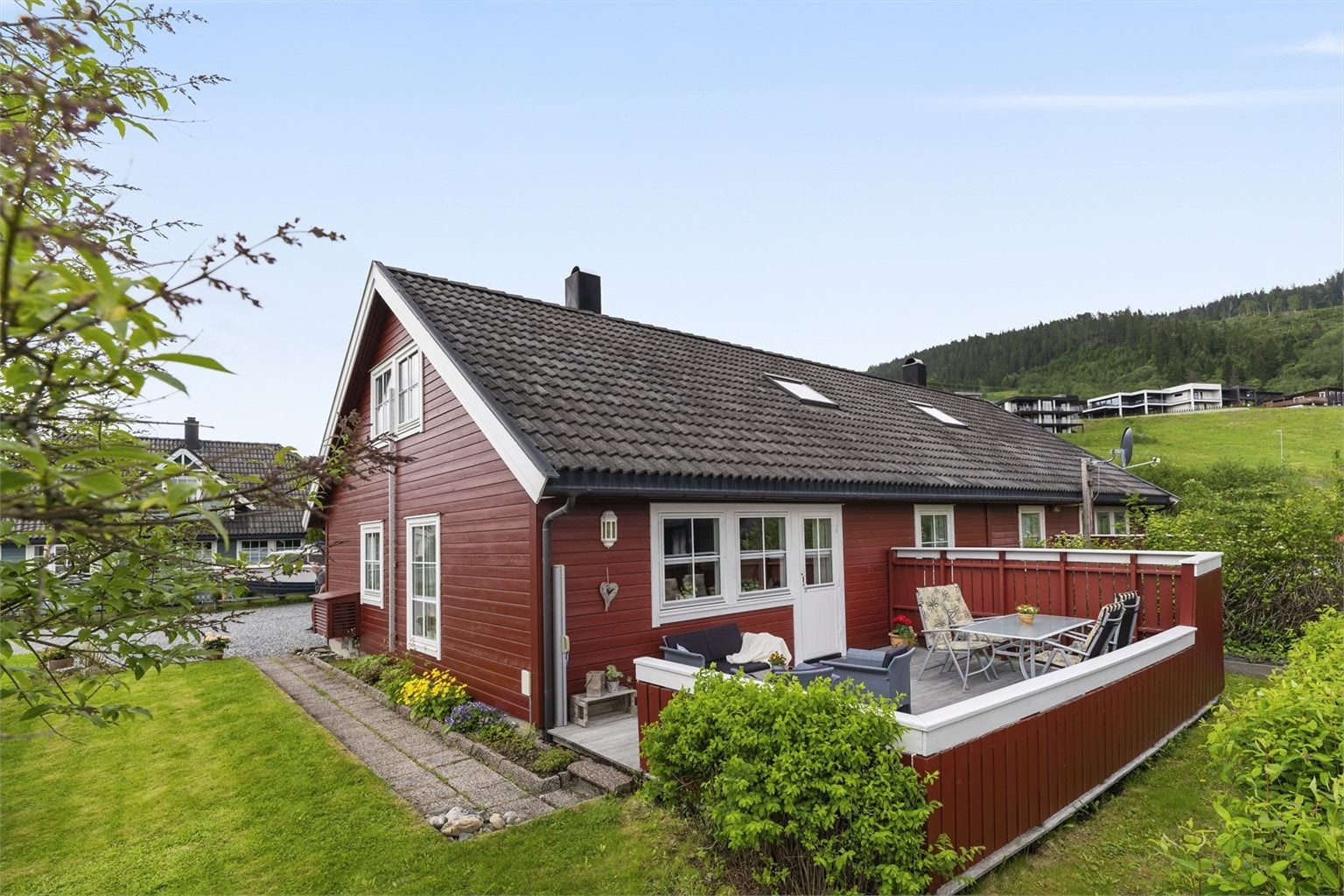 Velkommen til Kleivamoen 10A og denne flotte, romslige halvparten!