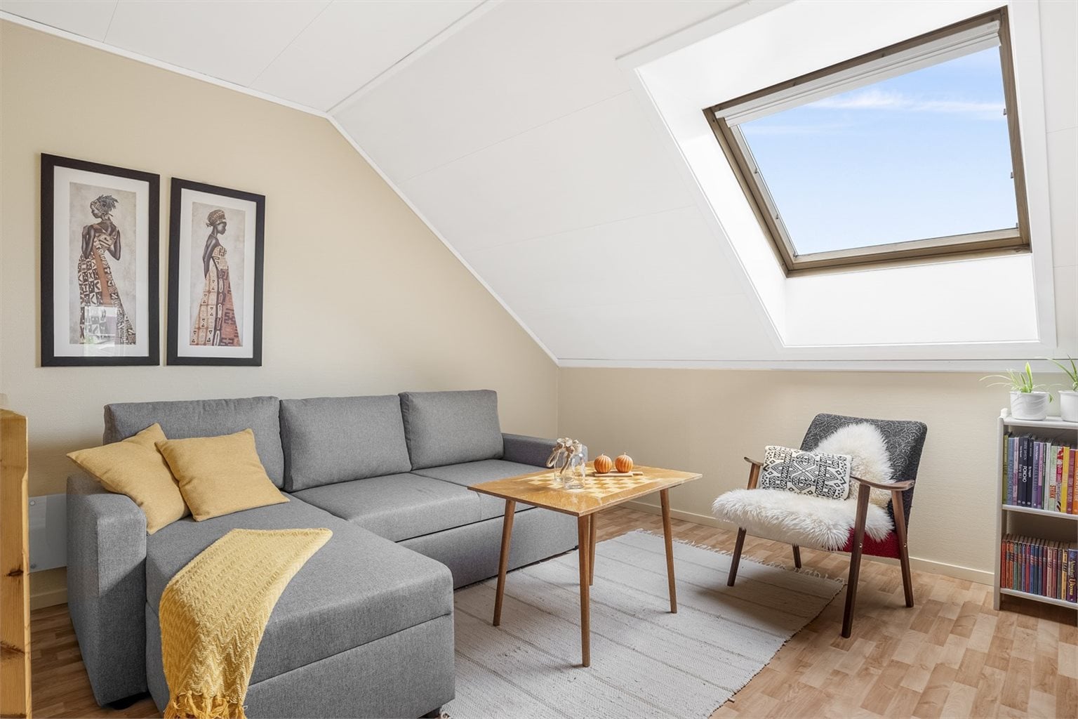 Loftstuen lyses opp naturlig fra generøse vindusflater.