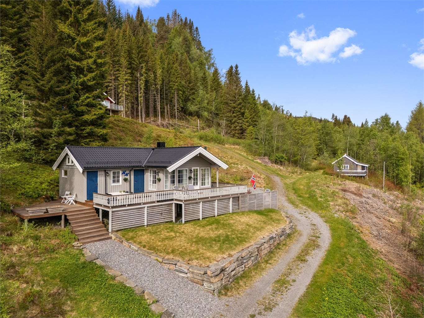 Velkommen til Halsavegen 340 - En idyllisk fritidseiendom med nærhet til sjøen, solrike uteområder og fantastisk utsikt!