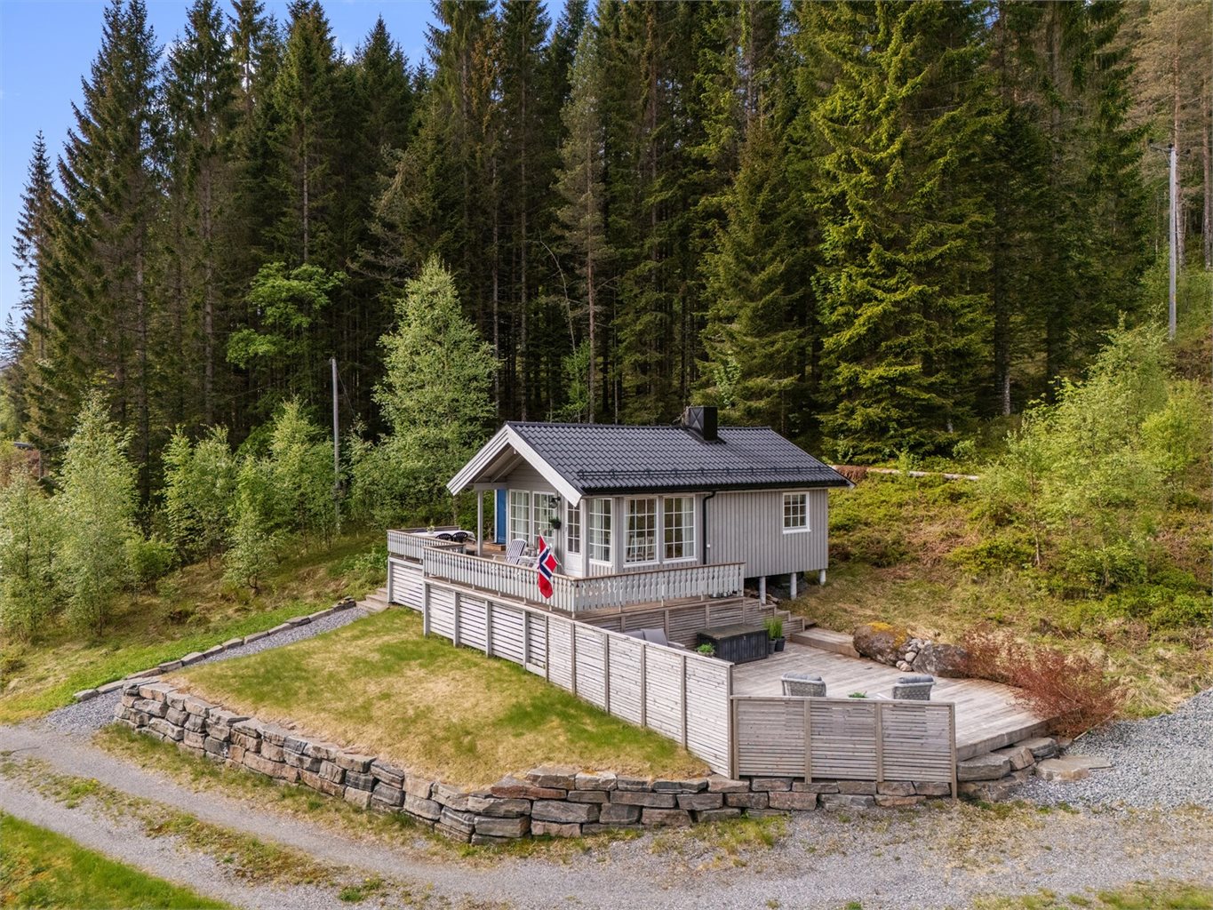 Eiendommen har skjermet beliggenhet, med umiddelbar nærhet til både marka og sjøen. 