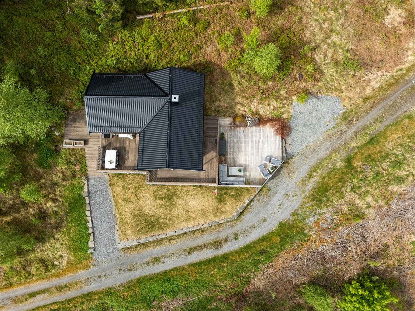 Det er tinglyst bruksrett til eksisterende skogsvei. Tomten strekker seg over 492m².