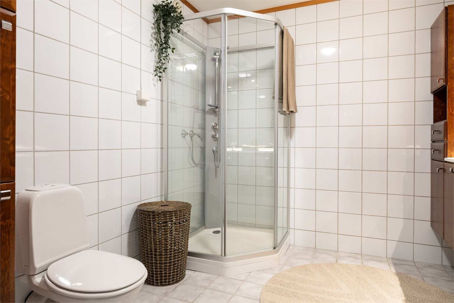 Flislagt bad med varme i gulv og opplegg til vaskemaskin.