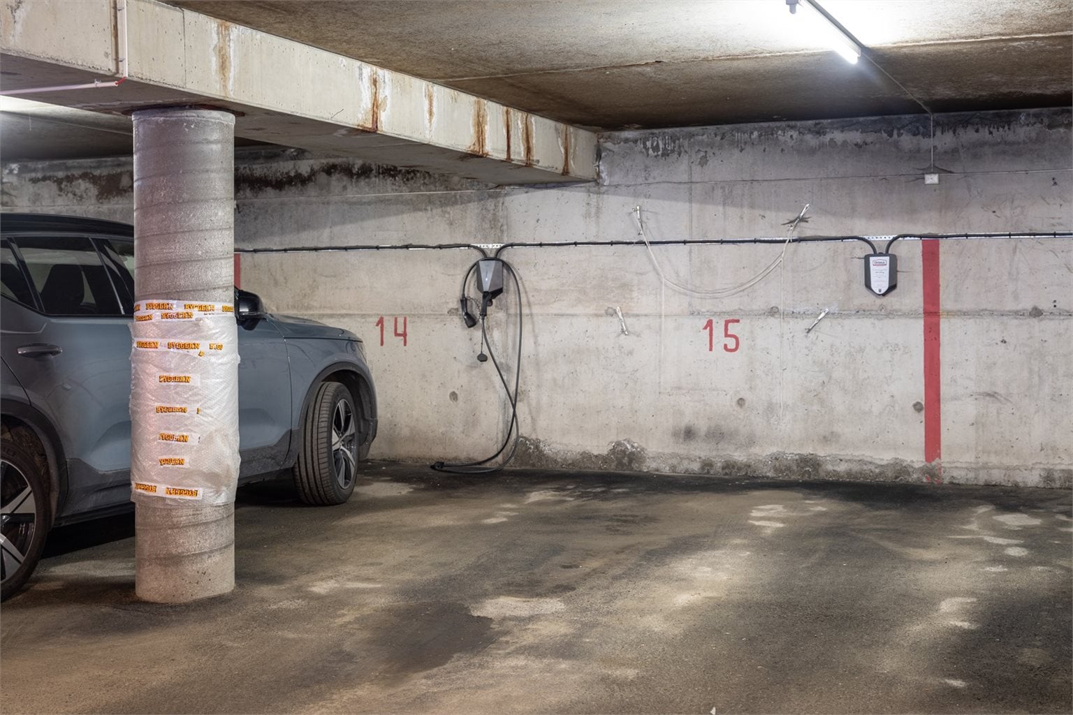 Det medfølger egen parkeringsplass i kjeller klargjort for el-bil lader. Det er også en egen sportsbod på 5m².