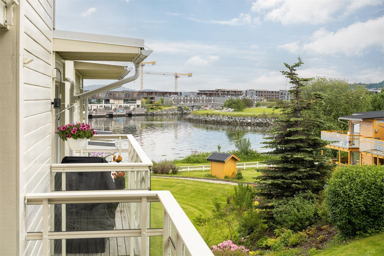Velkommen til Hasselbakken Terrasse - En lys og innbydende leilighet på 78m² med egen sportsbod på 5m² og parkeringsplass i garasje. (Foto: Eivind Mølnå). 