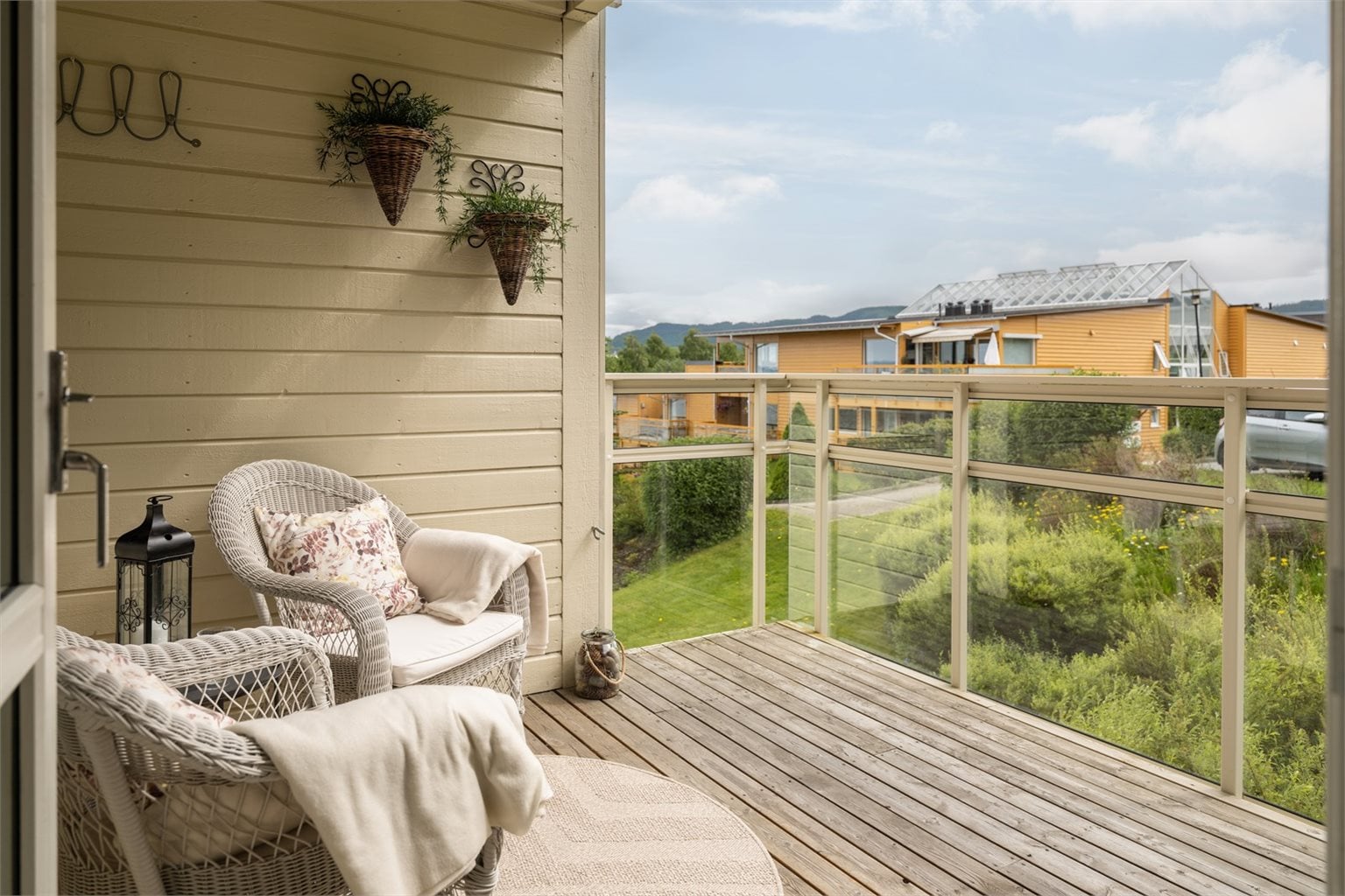 Balkongen strekker seg over 10m² og ligger sørvendt. Her kan du nyte solen fra ca. 08 til 16.