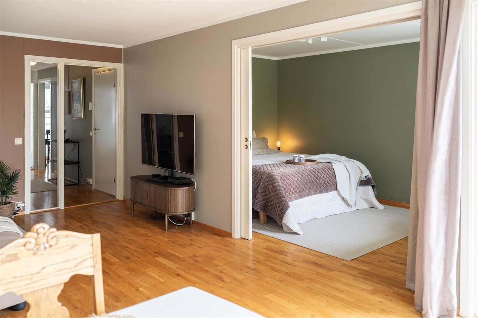 Leiligheten byr på 2 romslige soverom på 11m² og 12m².  Disse ligger praktisk adskilt i hver sin ende av leiligheten
