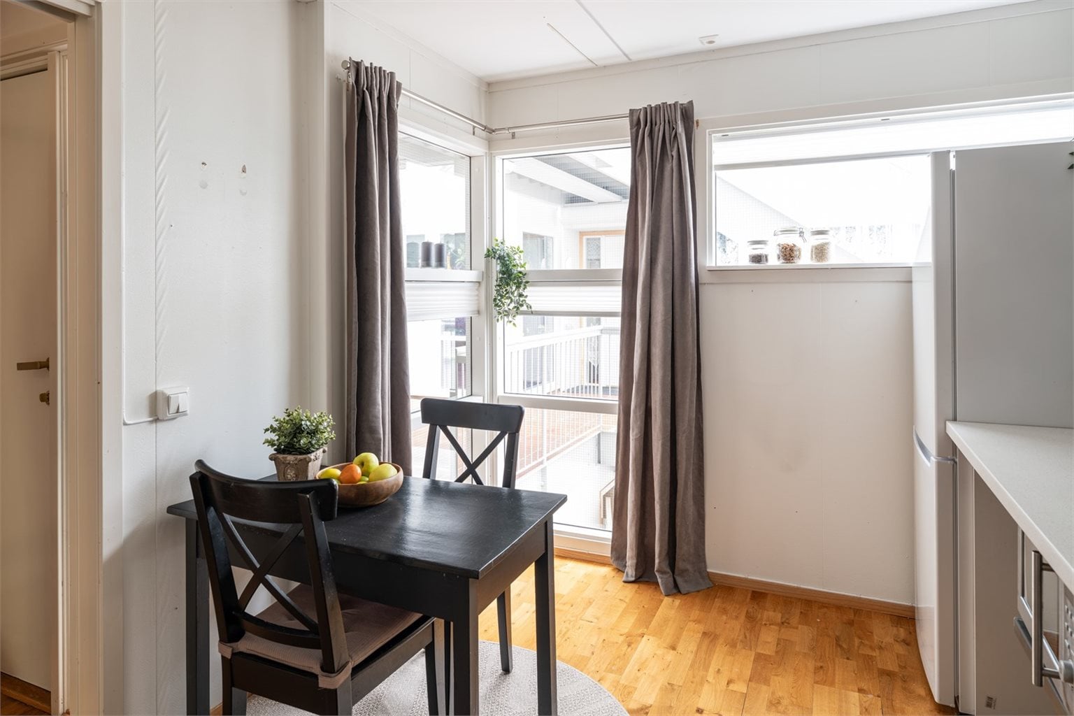 Her er det også plass til et hyggelig frokostbord, dersom du ønsker det. Hele leiligheten har rause vindusflater som gjør at det er gjennomgående gode lysforhold. 
