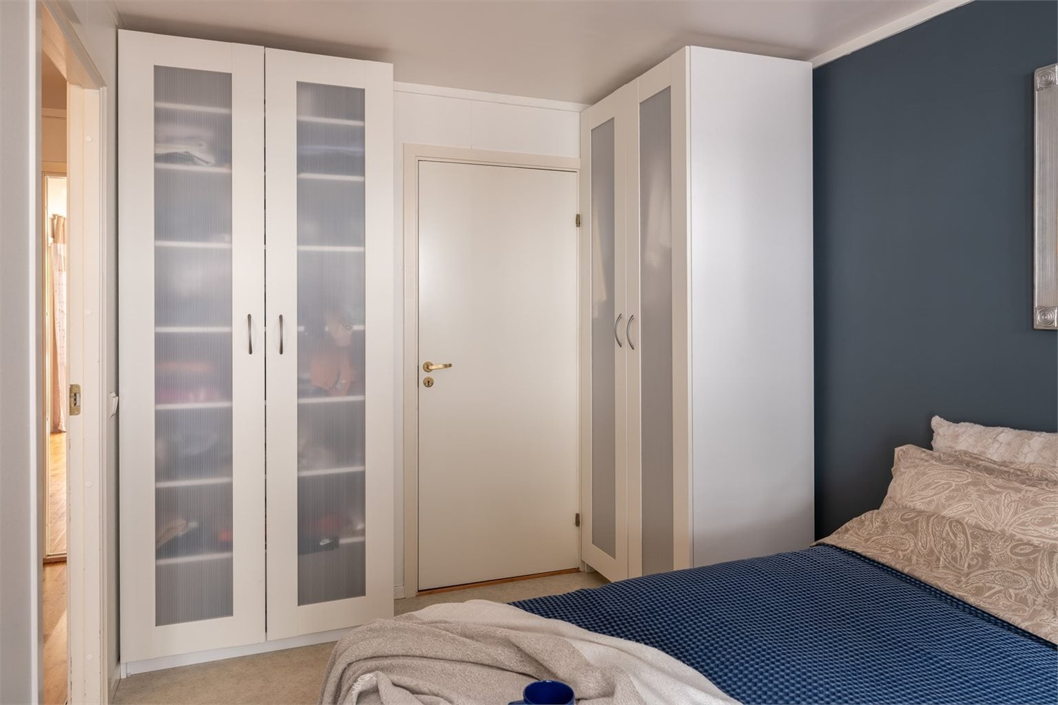 Fra soverommet er det adkomst til innvendig bod på 2m² som kan brukes som walk-in closet. Garderobeskapene medfølger handelen. 