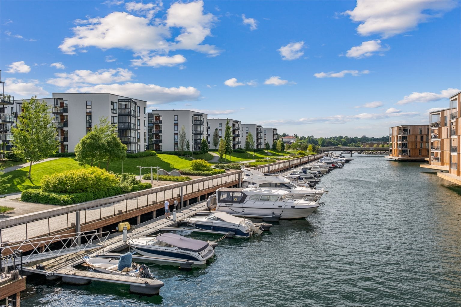 Det kort gange til Grilstad Marina, hvor man finner alt man trenger i hverdagen. Her finner man både treningssenter, dagligvare(søndagsåpen), frisør, apotek mm.