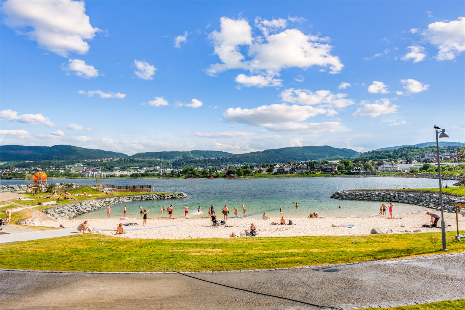 Området er svært gjennomført, hvor det i 2024 ble etablert sandstrand og badebrygge på marinaen.