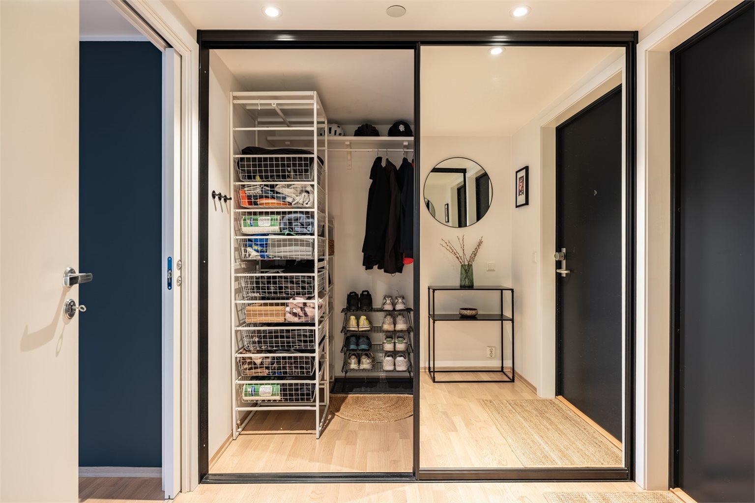 Innbydende og romslig entré på 6m², med praktisk skyvedørsgarderobe.