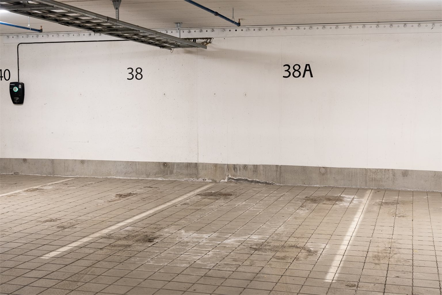 Det medfølger både bod og fast parkeringsplass i oppvarmet kjeller. 