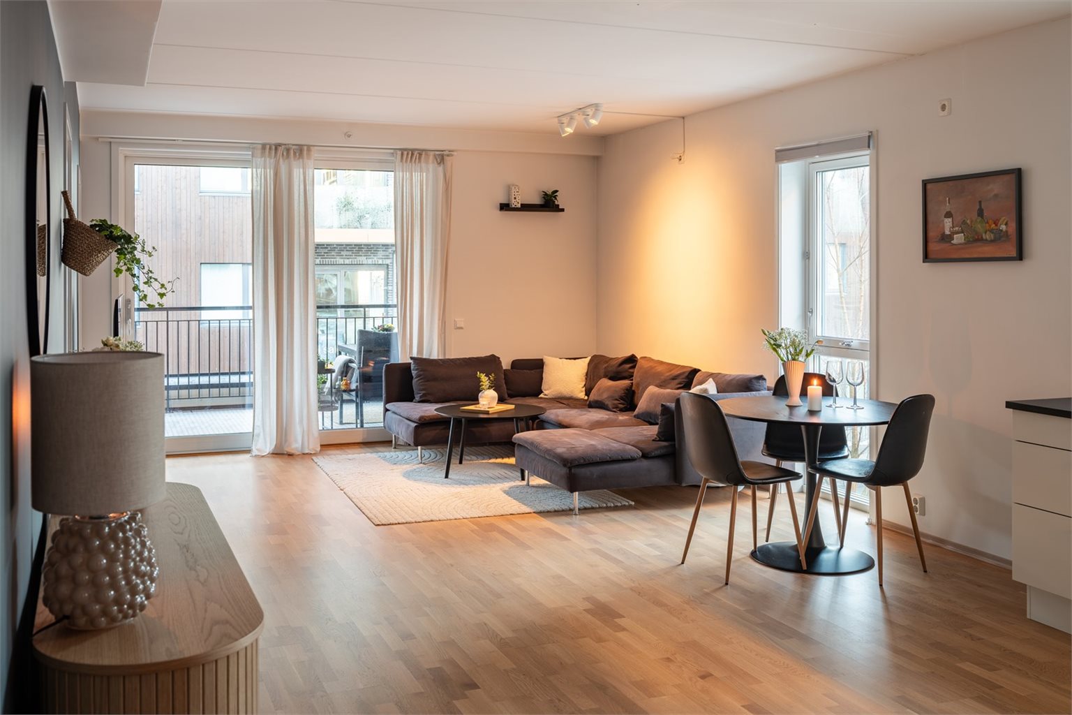 Med den attraktive hjørnebeliggenheten og rause vinudsflater får du rikelig med naturlig lysinnslipp fra flere himmelretninger. 