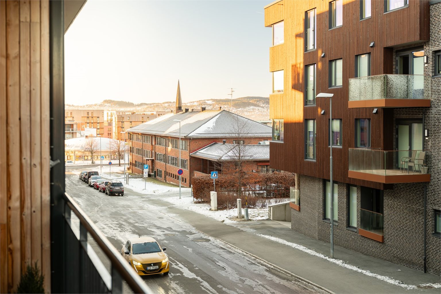 Videre er balkongen vestvendt, noe som byr på gode solforhold.