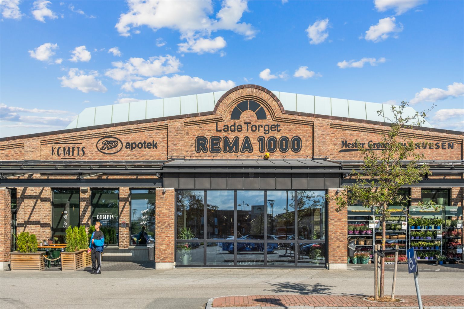 Du har et bredt utvalg på Ladetorget. Her får du Rema 1000 med post i butikk, restaurant, apotek, bakeri, og diverse småbutikker med alt man skulle trenge.