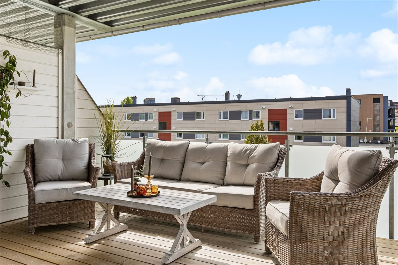 Verandaen oppleves som luftig, og innbyr til både rolige stunder i solveggen og lange, sosiale kvelder.