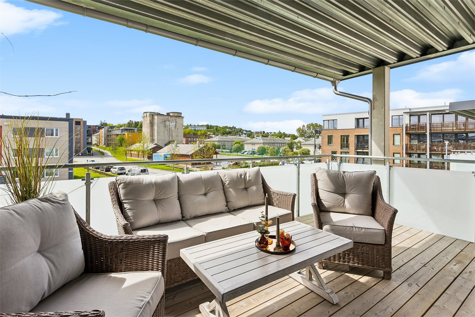 Vestvendt veranda med gode solforhold og et lyst, rolig uteområde.