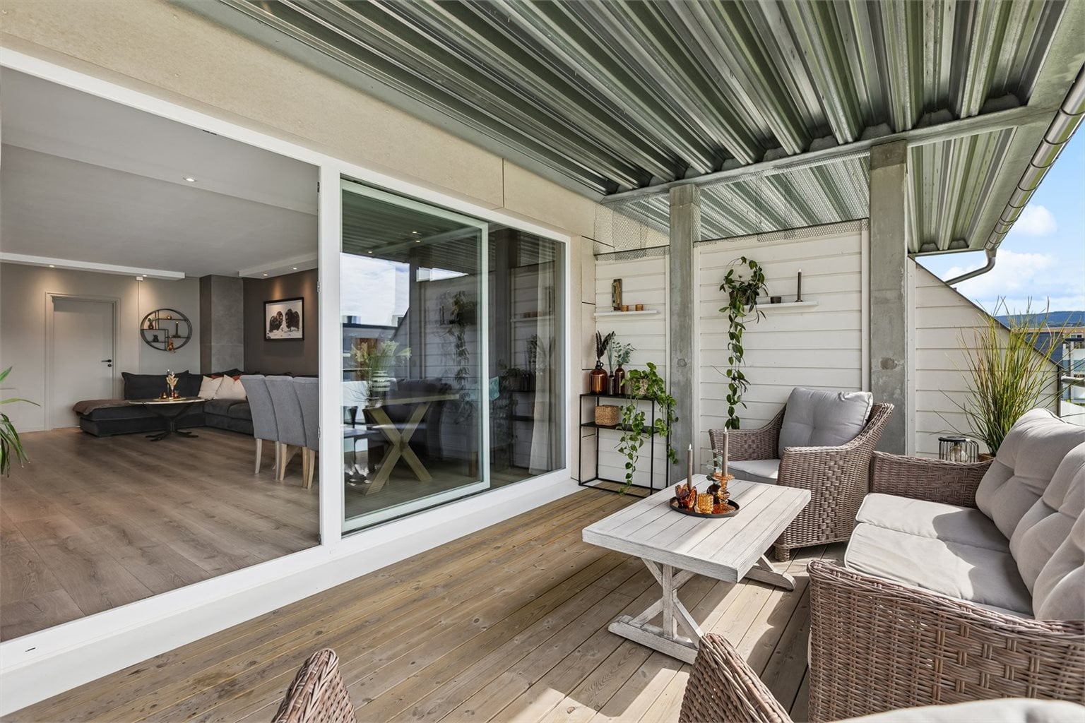 Verandaen har overbygd tak, hvilket gir mulighet for bruk i flere sesonger. 