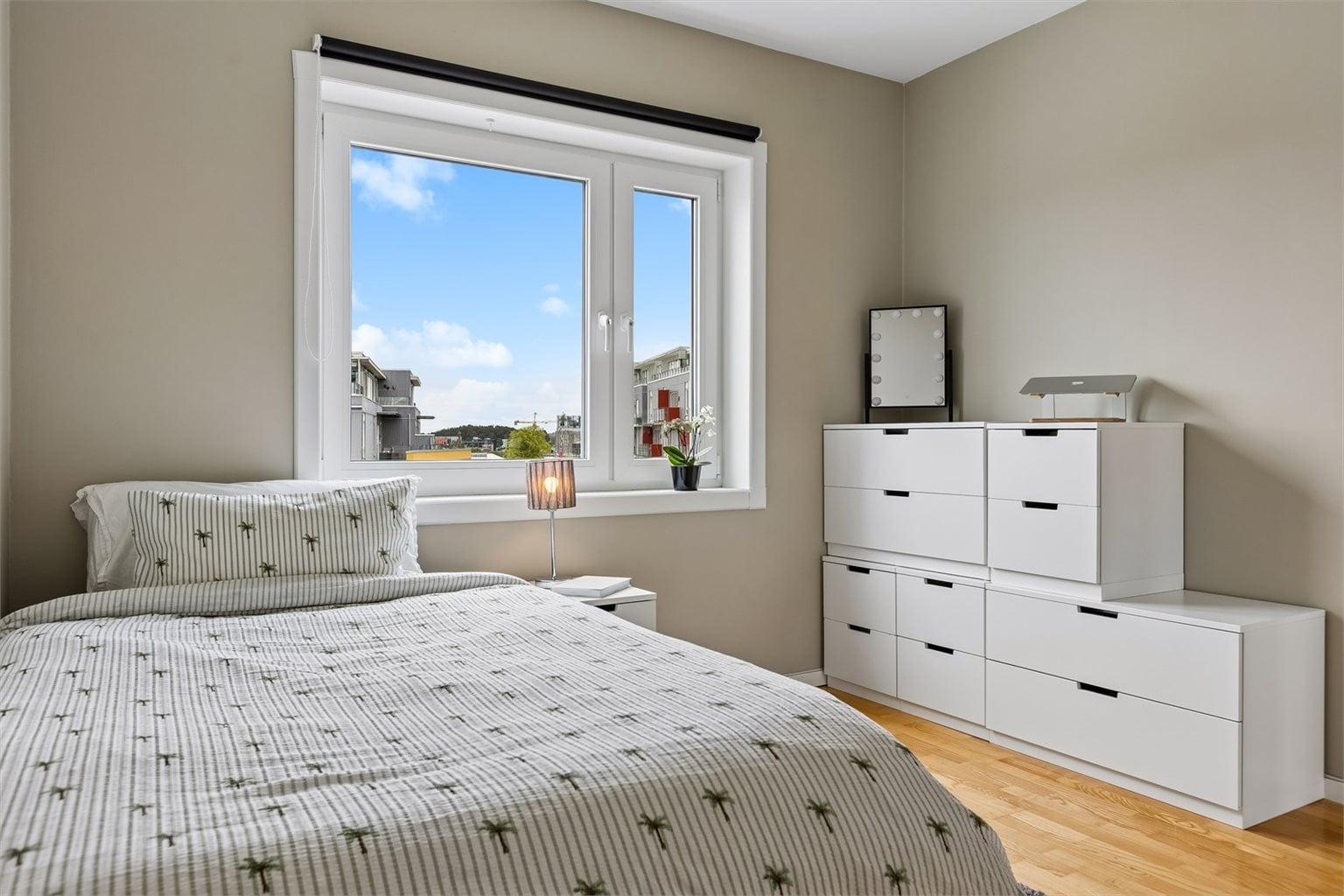 Soverom 2 på 11m² passer perfekt som barnerom, kontor eller gjesterom.