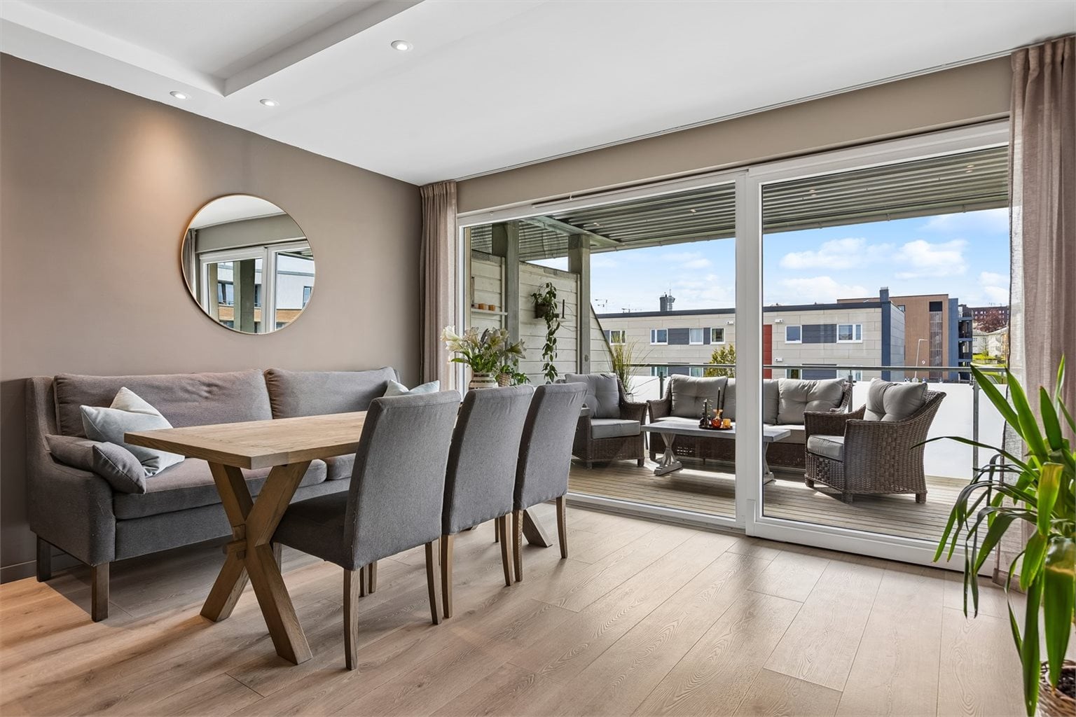 Fra stuen er det direkte utgang til egen balkong på 14m², som enkelt fungerer som en forlengelse av oppholdsrommet på sommerstid. 