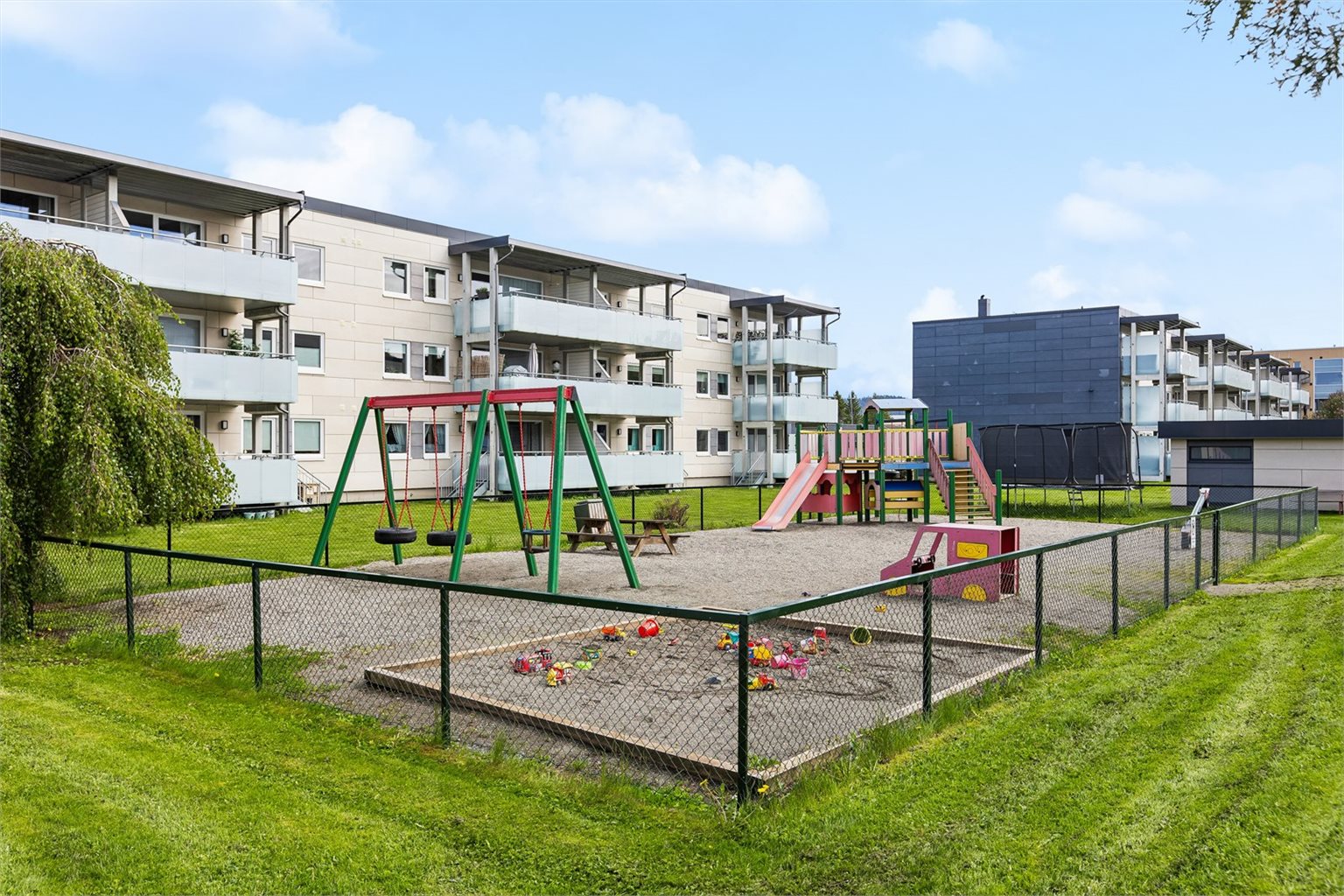 Like utenfor leiligheten er det en rolig og skjermet lekeplass tilrettelagt for små barn.