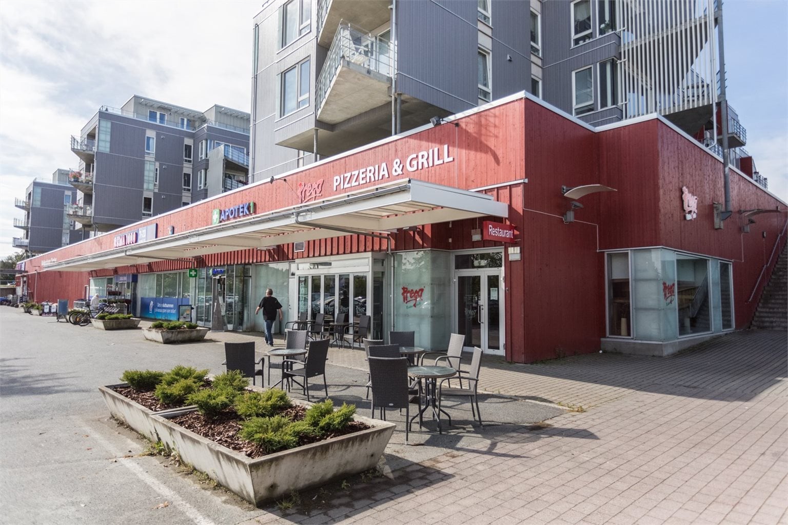 Nærmeste dagligvarebutikk er Rema 1000. Rett i nærheten ligger også Plantasjen, apotek og flere restauranter.