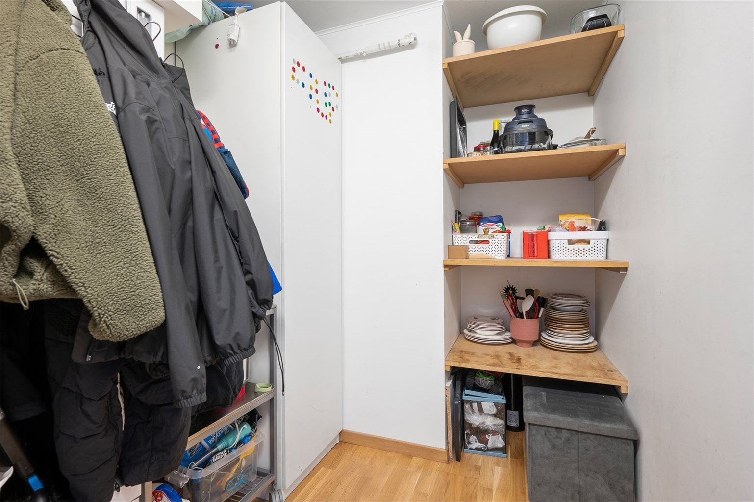 fra entreen er det også inngang til innerbod som også kan brukes til grovgarderobe