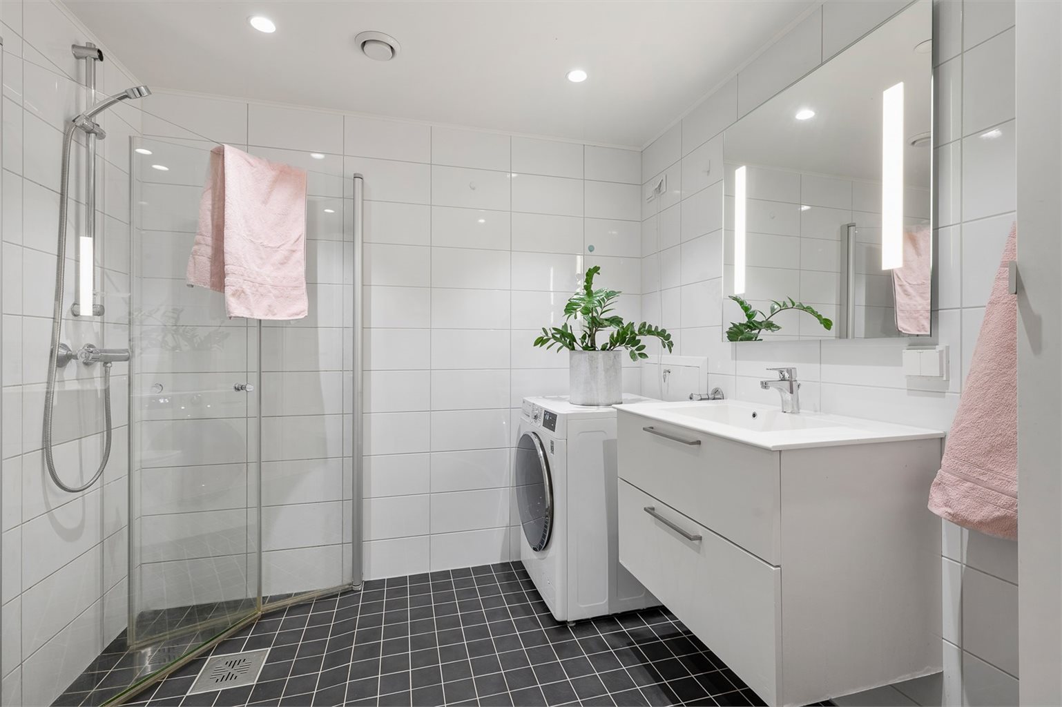 Flislagt bad med behagelig gulvvarme og downlights i himling