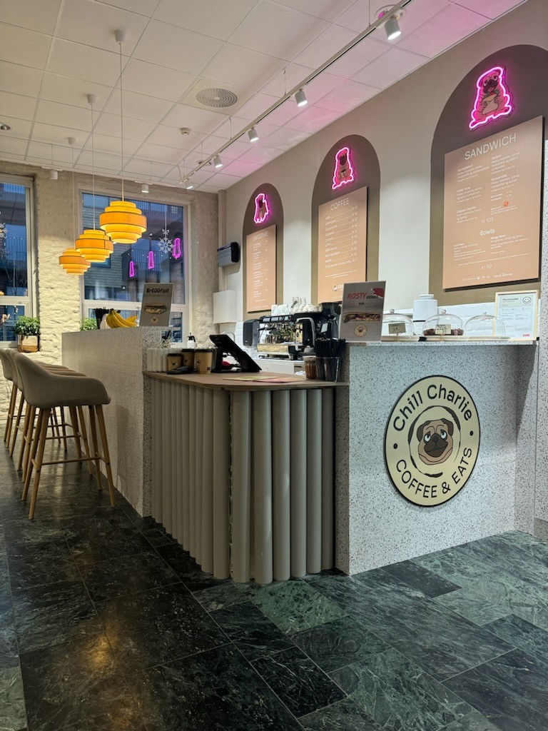 Chill Charlie finner du på Ladetorget sammen med blant annet Rema 1000 med post i butikk, restaurant, apotek, bakeri og blomsterhandel.