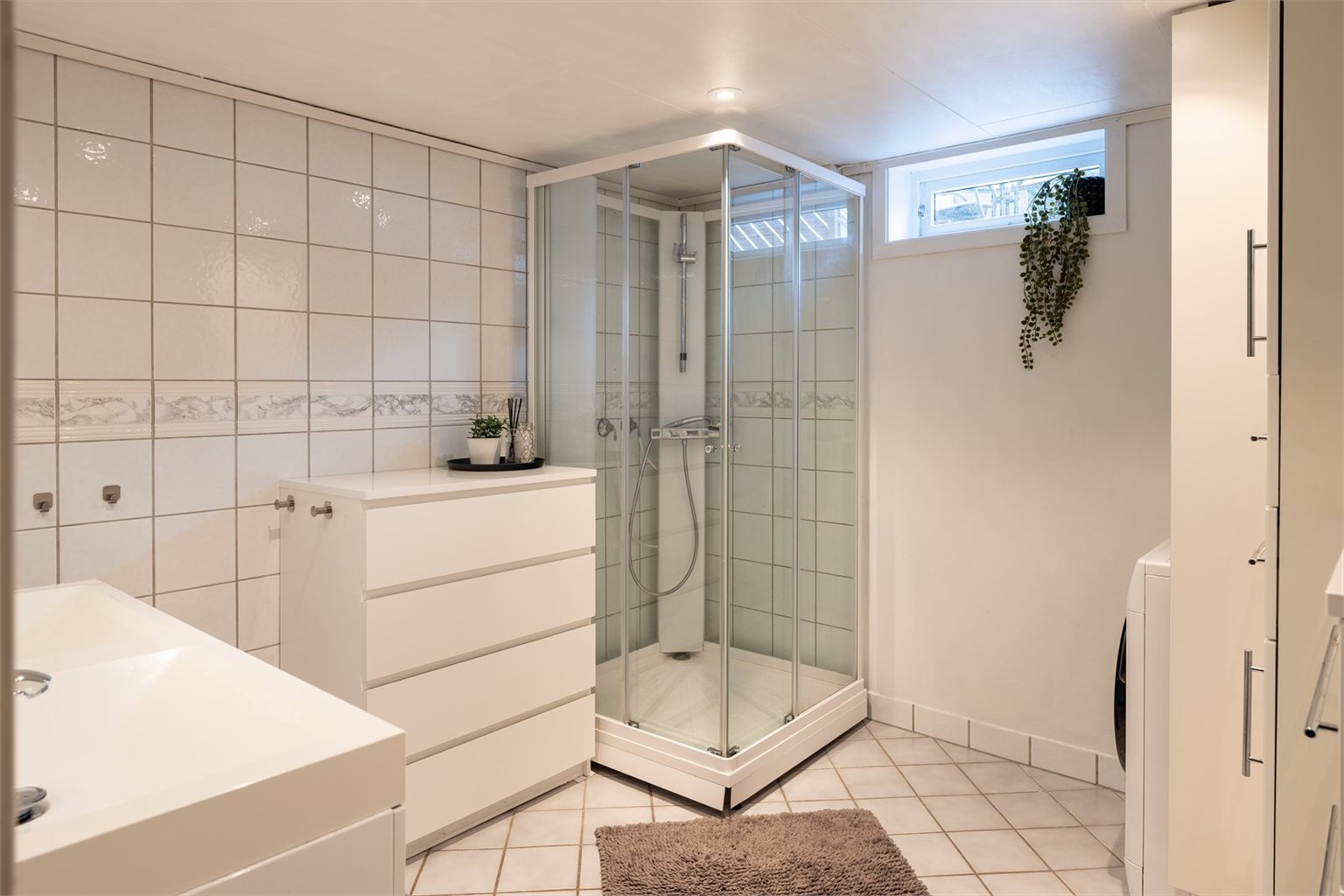 Pent og flislagt bad på 7,5m² med behagelig gulvvarme.