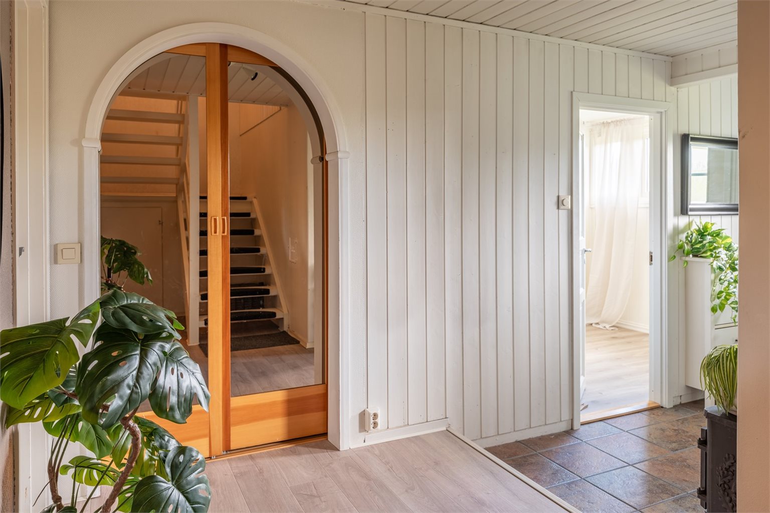 Underetasjen består av bad + wc, to innvendige boder, garderoberom, to soverom og entré.