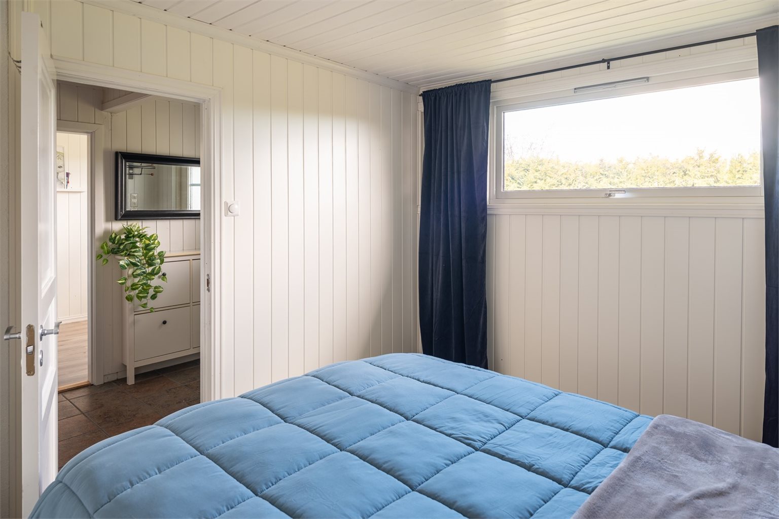 Her får du god plass til dobbeltseng, nattbord og garderobeløsning.