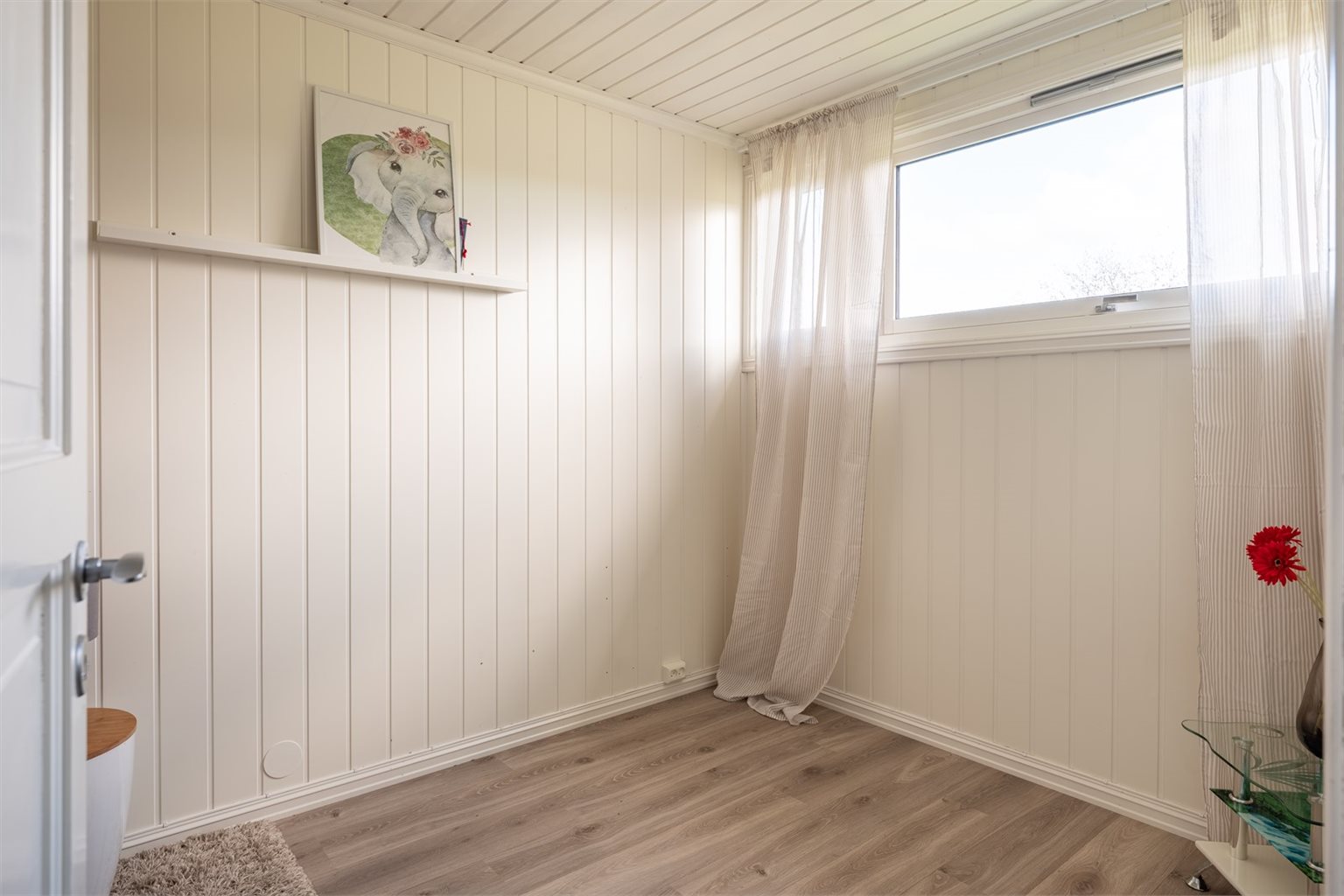 Begge soverommene vender ut mot rolige omgivelser.