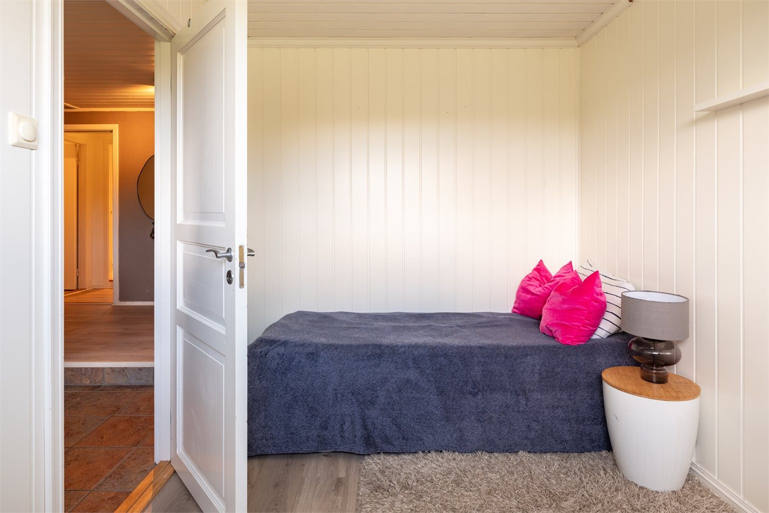 Det andre soverommet måler 8m², her får du plass til både dobbeltseng, nattbord og garderobe.