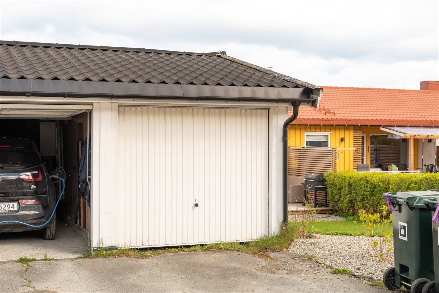 På eiendommen er det gode parkeringsmuligheter i både garasje og biloppstillingsplass ved garasjen og i forkant av huset.