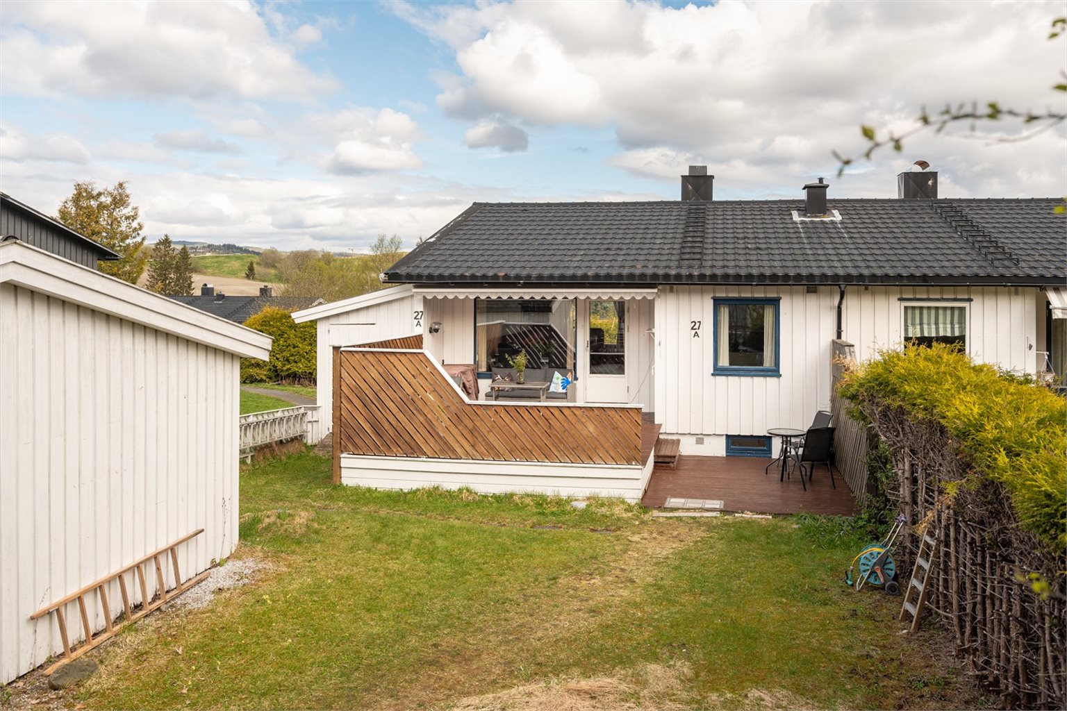 Markterrassen er målt til hele 30m², her kan du nyte gode solforhold store deler av dagen.