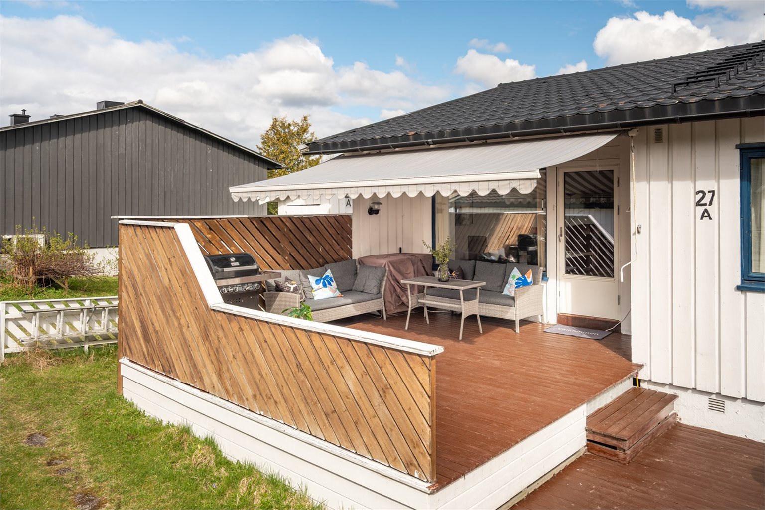 Rekkehuset går over 2 plan fordelt på 129m² og kan by på både garasje og hage.