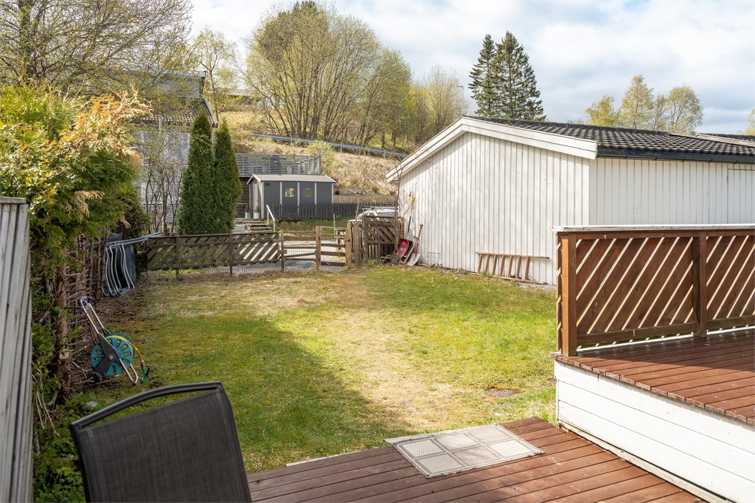 Boligens beliggenhet byr på fine uteområder med både flat hage og lite innsyn.
