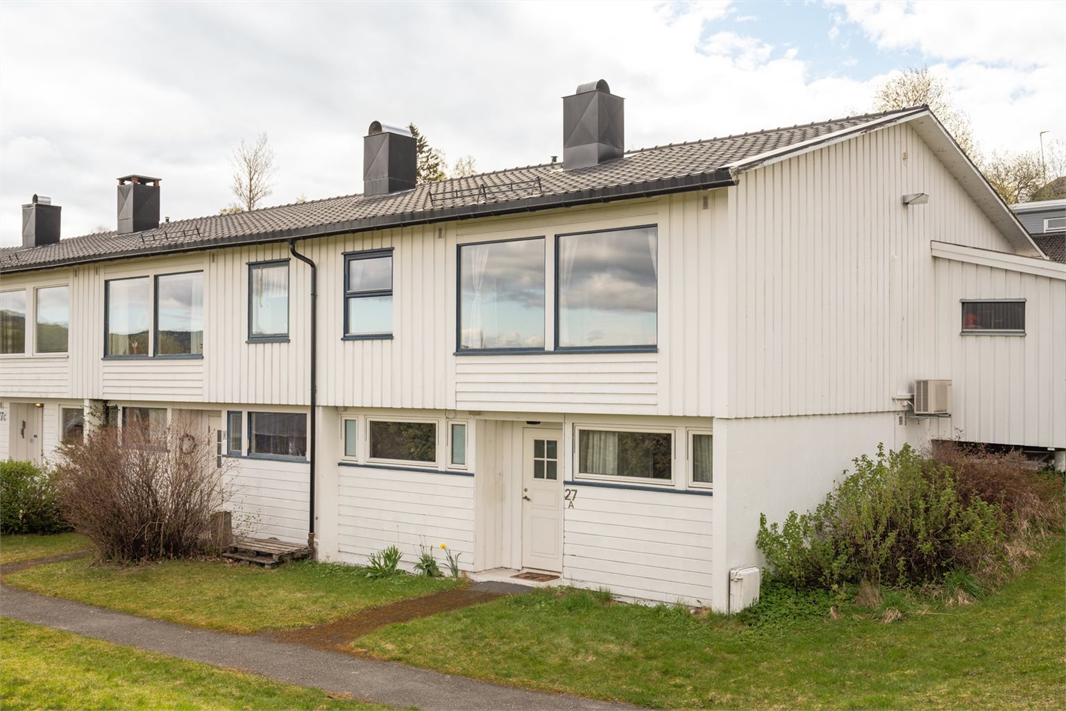 Velkommen til Skjetnemarkvegen 27A! Et tiltalende og innholdsrikt rekkehus med endebeliggenhet på attraktive Sjetnemarka. Foto: Eivind Mølnå