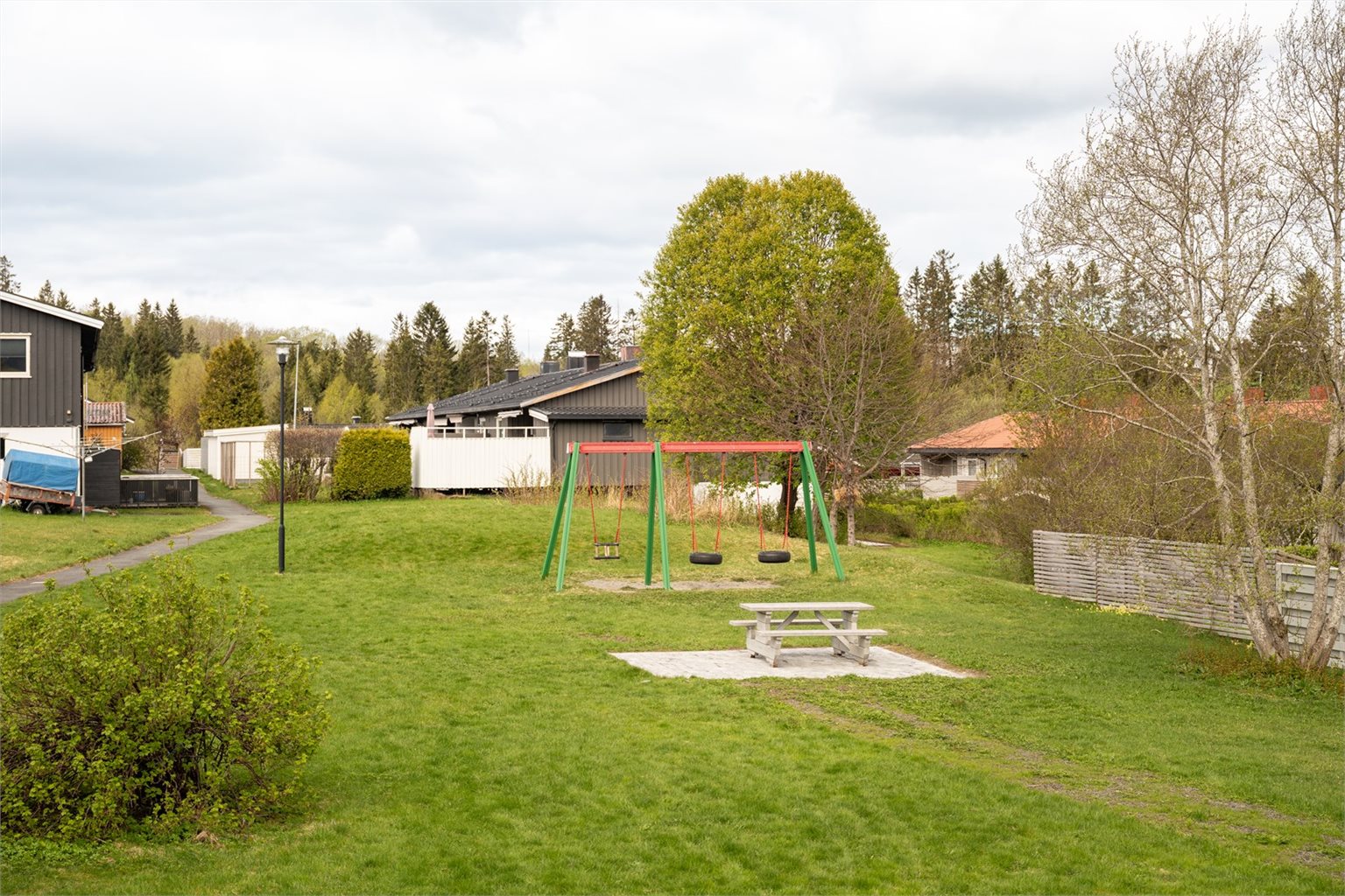 Her bor du nært barnehage, skole og dagligvare, samt en kort kjøretur til Tiller med et bredt utvalg av butikker og servicetilbud.