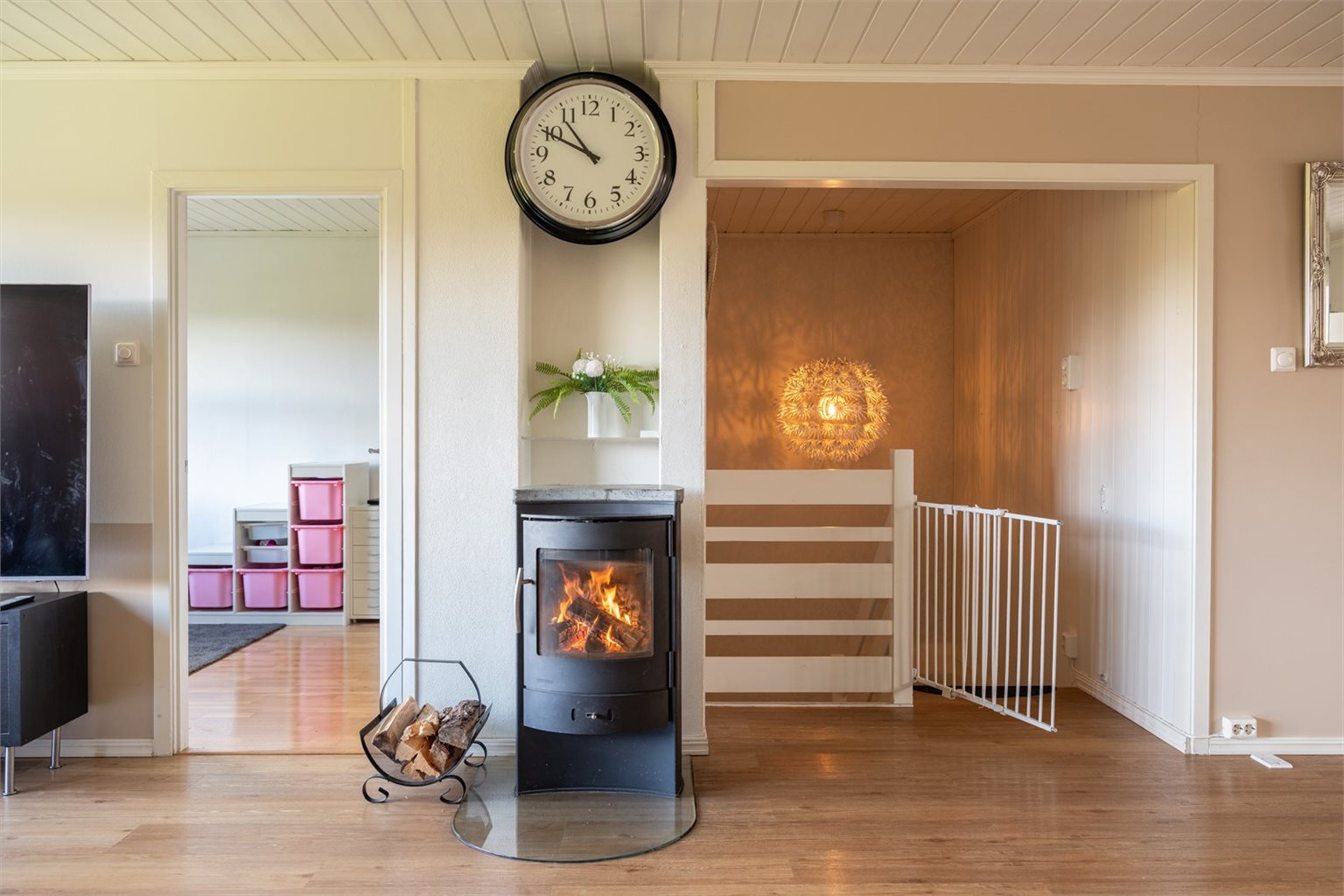 Videre varmes rekkehuset opp via elektrisitet, varmepumpe og økonomisk vedfyring - perfekt på kalde vinterkvelder. Det elektriske anlegget ble oppgradert i 2021.