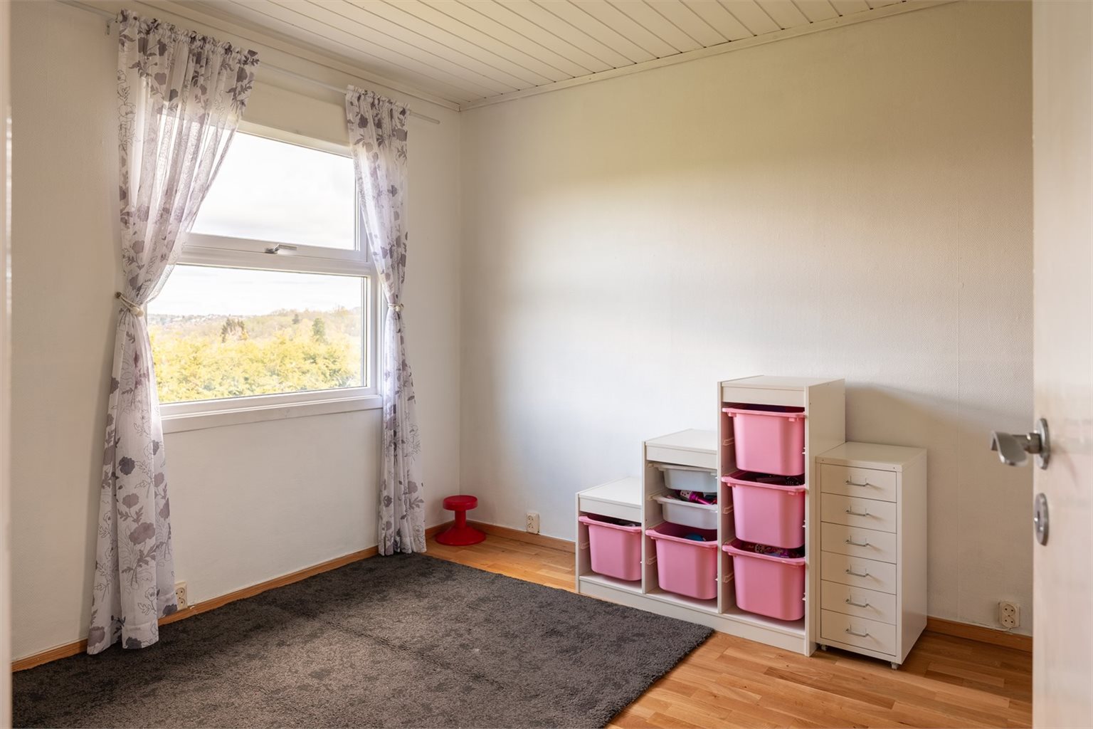 Soverommet i 1. etasjen er målt til hele 11m², nåværende eier disponerer rommet til ekstra oppbevaring.
