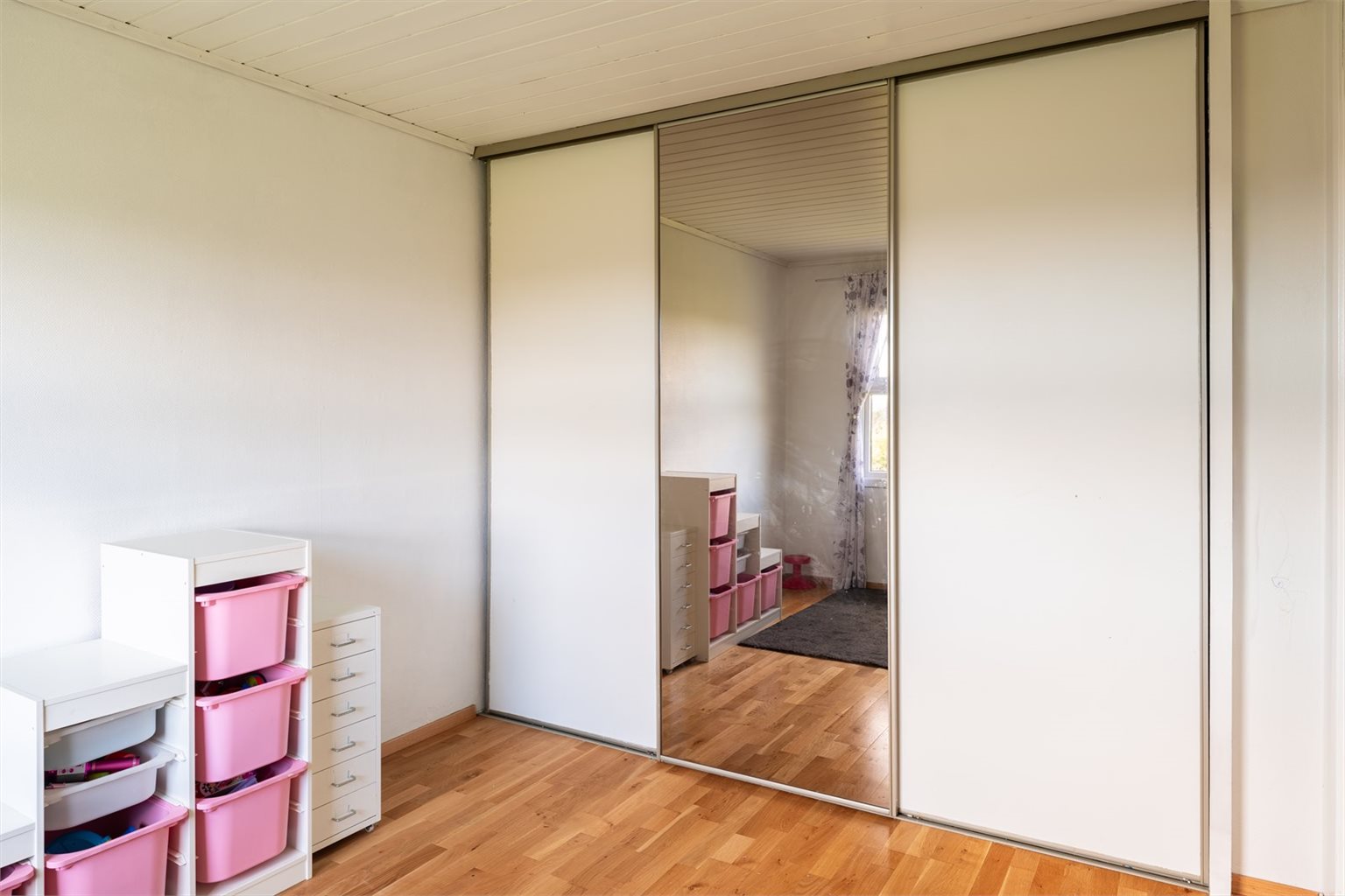 Innebygd skyvedørsgarderobe medfølger handelen.
